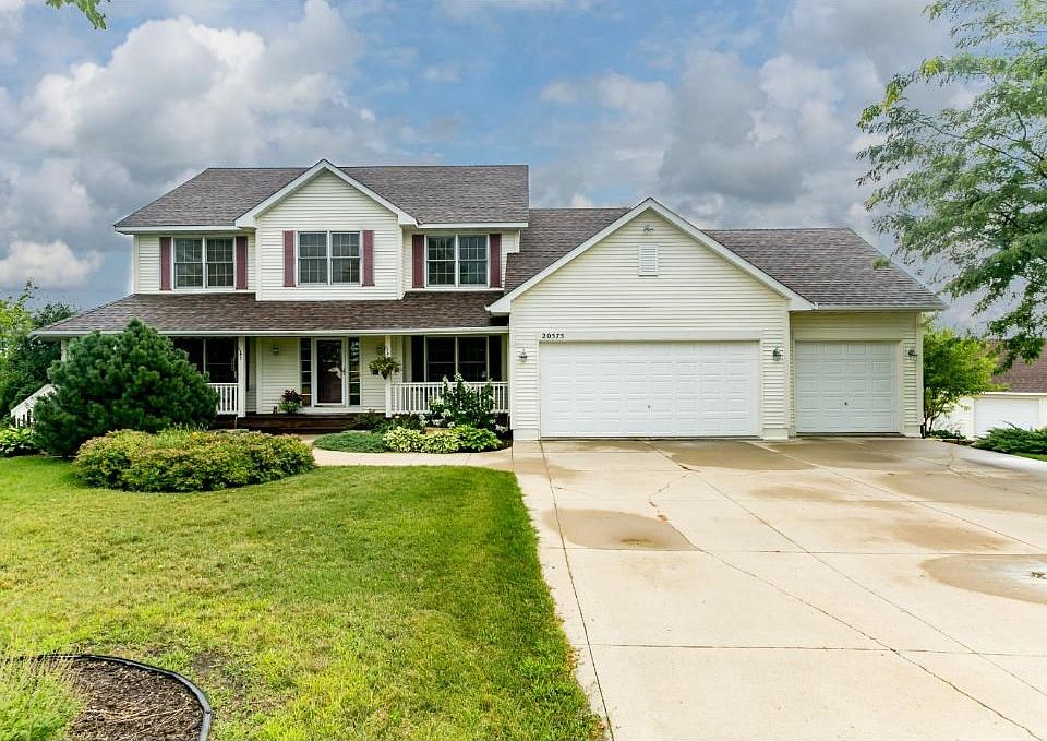McDonald custom built two story on 2.5+ acres on a private cul-de-sac lot with amazing views.