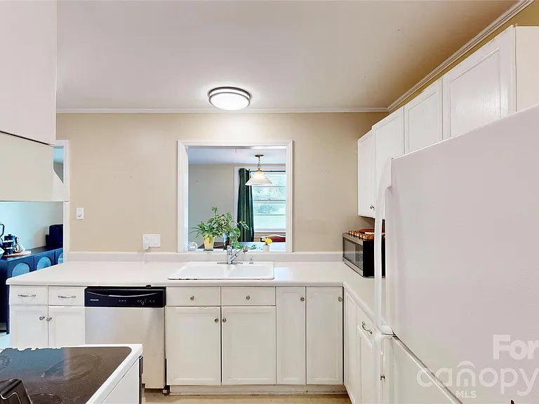 1136 E Woodlawn Rd — Photo 10