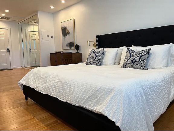 Very comfortable king bed
