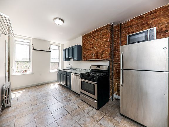 3rd image of 256 Irving Ave APT 1R
