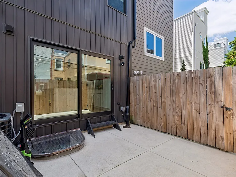 2231 Pemberton St — Photo 12