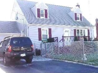 813 9th St, West Babylon, NY 11704