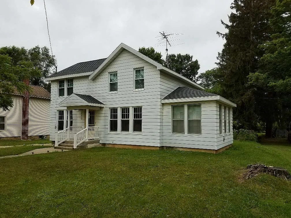 320 E Main St photo 1