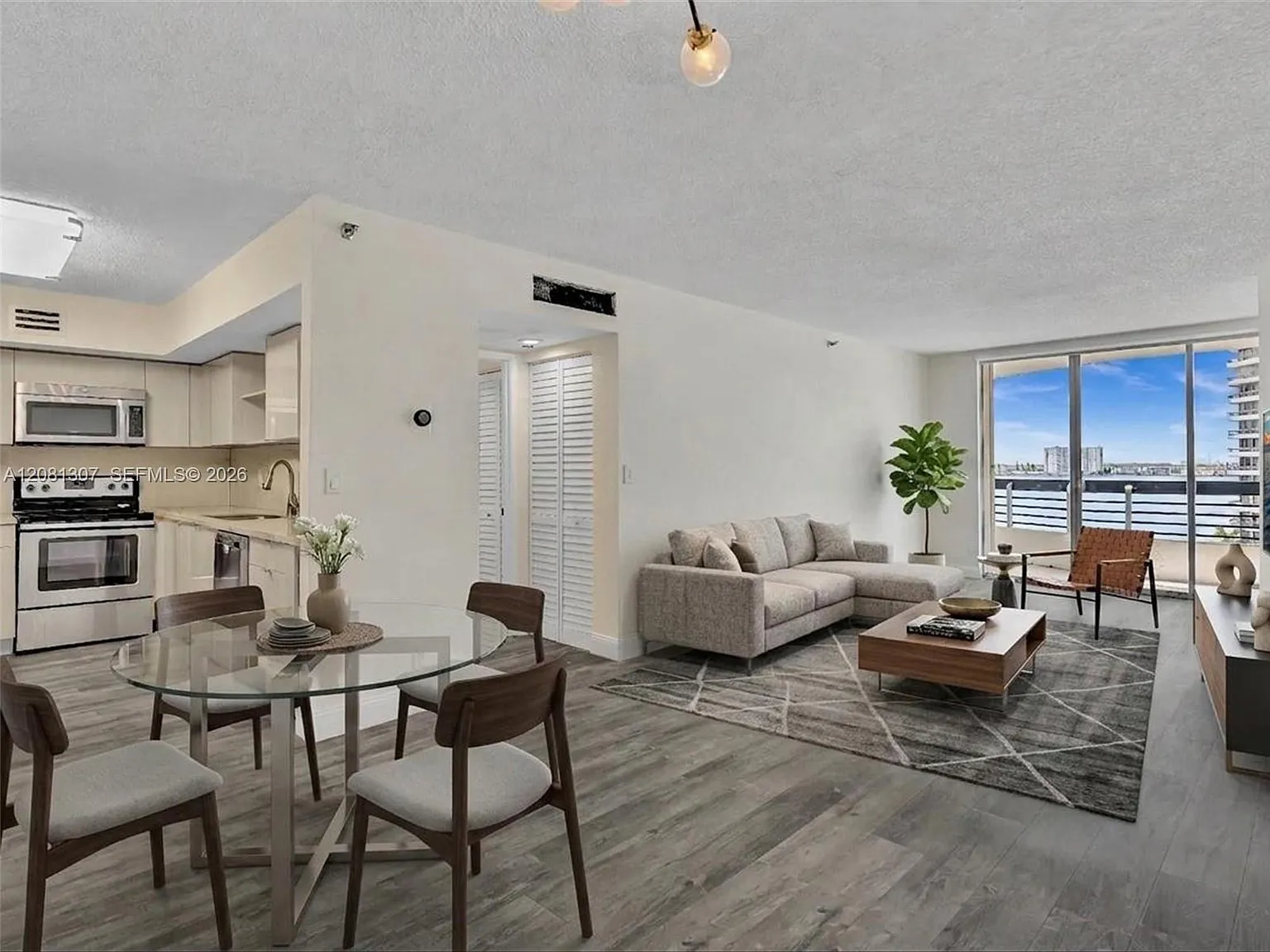 Mystic Pointe Condo No Tw — Photo 3