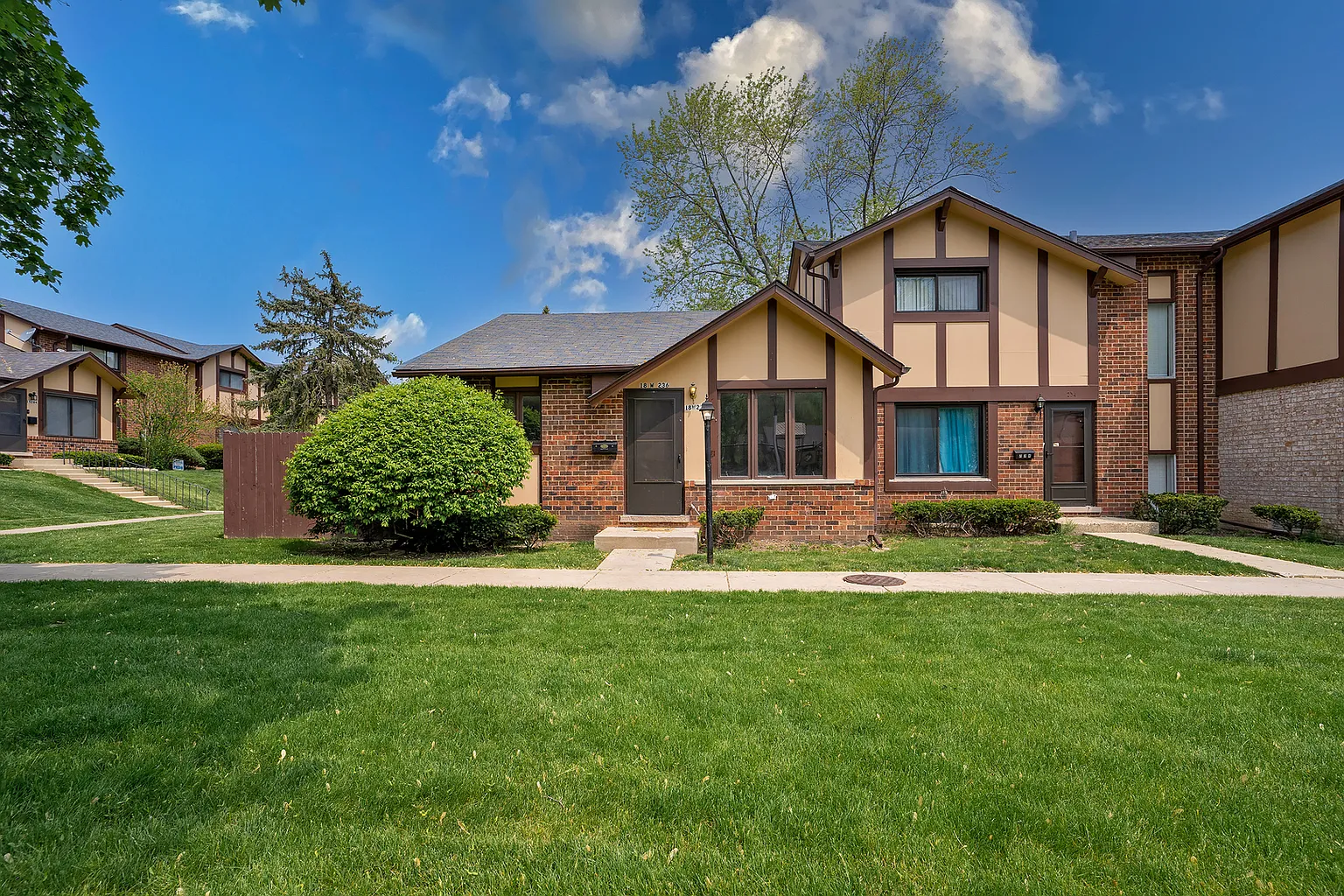 18W236 Buckingham Ln photo 1