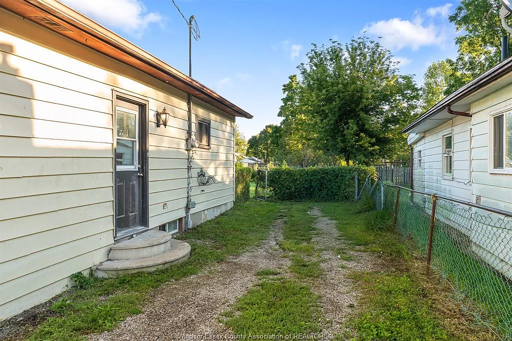 3 bed, $2,200 — Photo 3