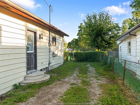 3rd image of 202 Sandys St