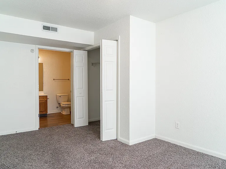 Manchester Premium - Bedroom 1