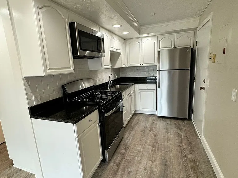 Pondsview Apartments — Photo 163