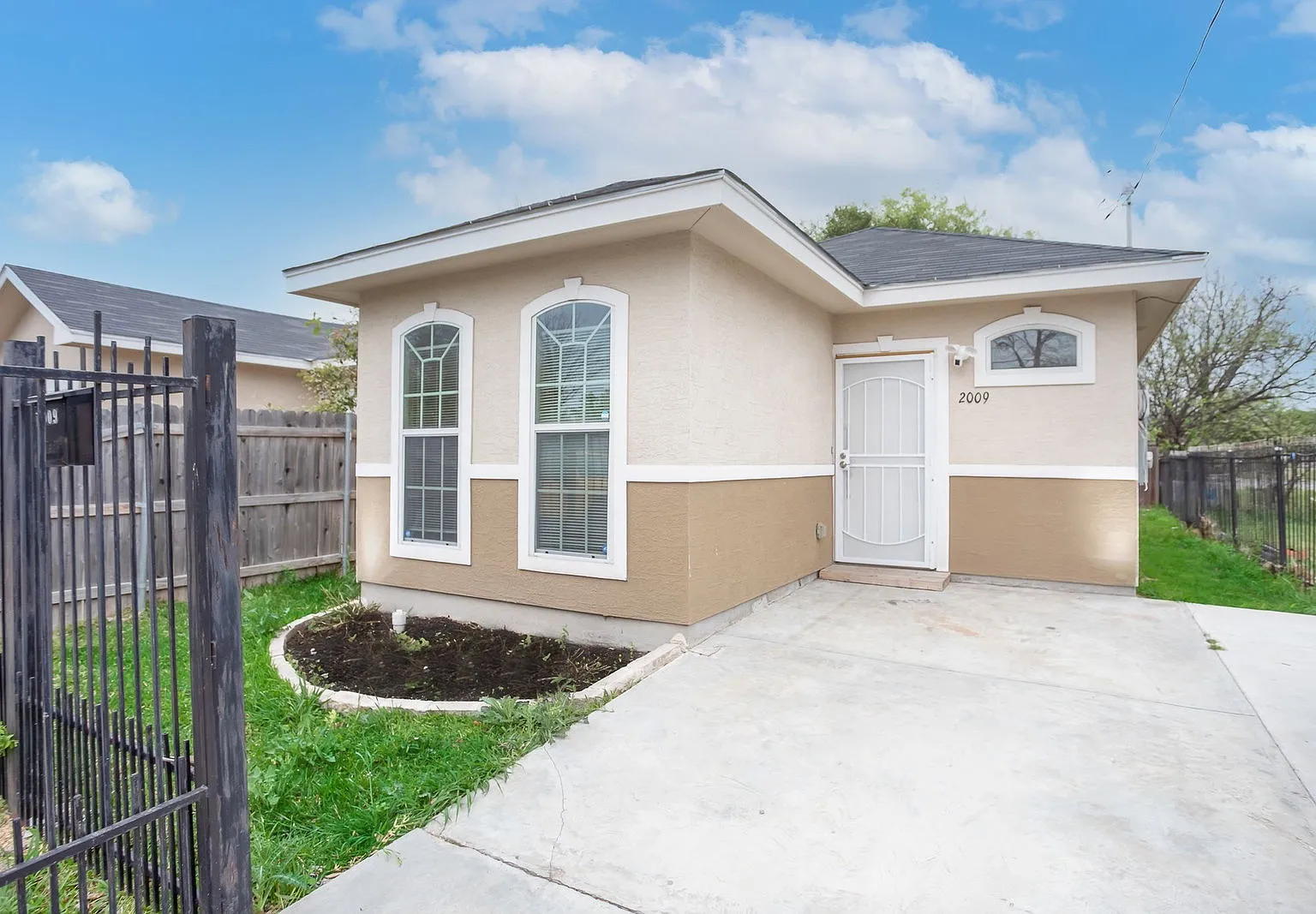 2 bed, 2.0 bath, 876 sqft, $1,350 — Photo 1