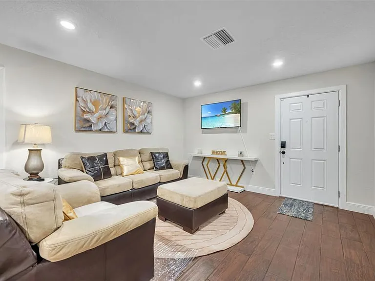 1221 Elinore Dr — Photo 4