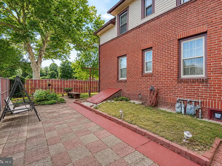 1902 Trenton Ave — Photo 4