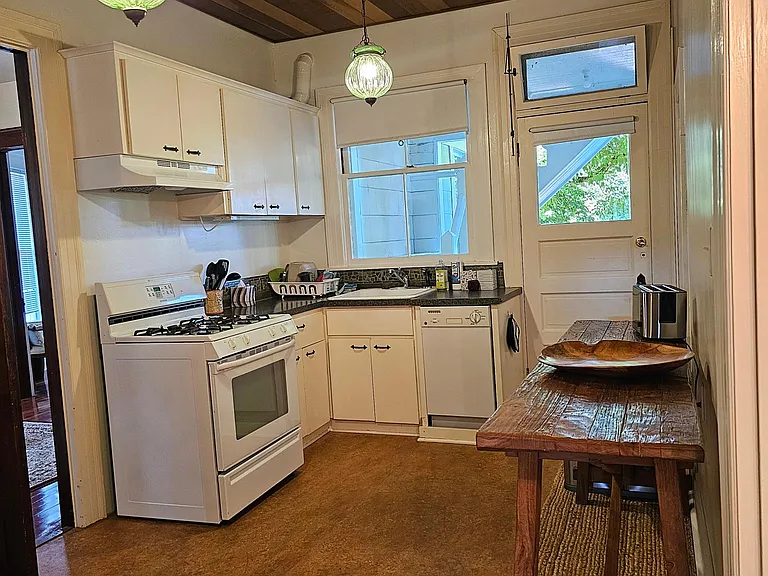 307 NE Graham St — Photo 14