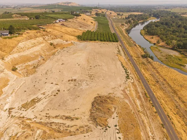 415 Emerald Rd, Granger, WA 98932