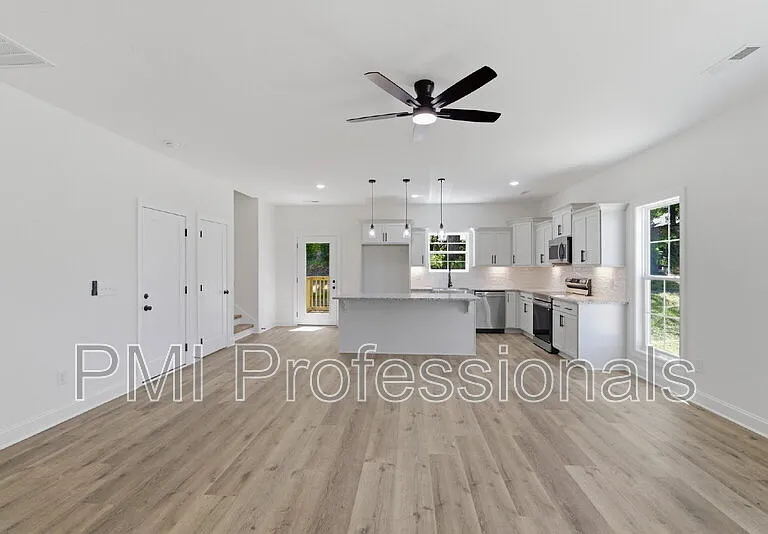 408 Legions Ct — Photo 9