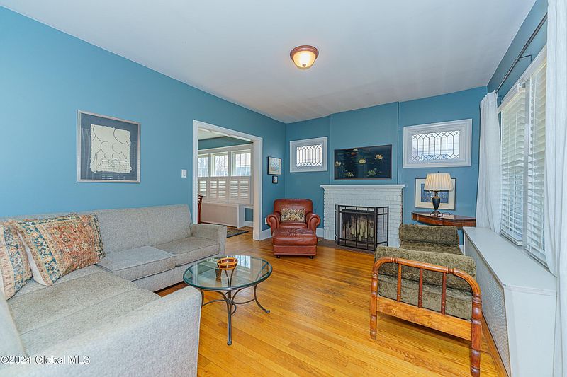 5th image of 40 Lawnridge Avenue
