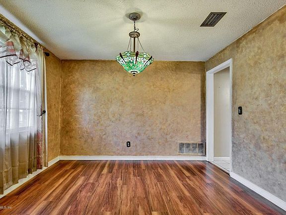 5th image of 1731 Bay Cir