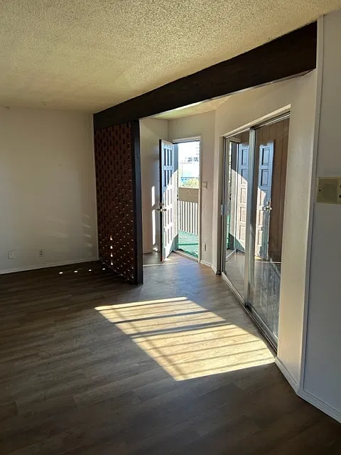 Huge Nob Hill 1 Bedroom w/ Garage, Storage, Ref. Air, & Updates — Photo 4