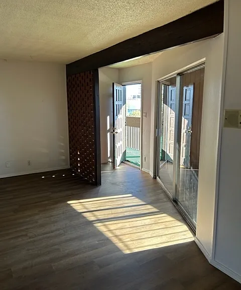 Huge Nob Hill 1 Bedroom w/ Garage, Storage, Ref. Air, & Updates — Photo 28