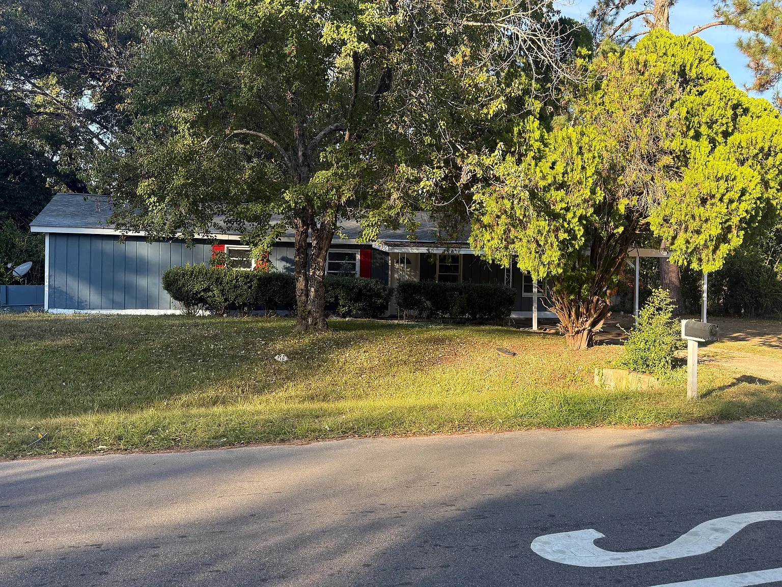 3 bed, 1300 sqft, $950 — Photo 2