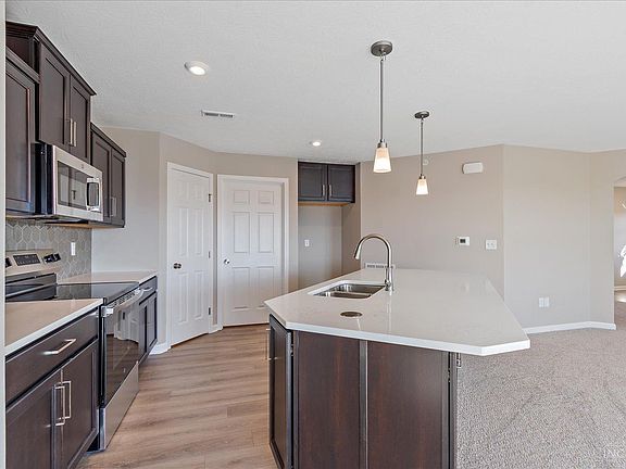 4th image of 401 Bethpage Dr
