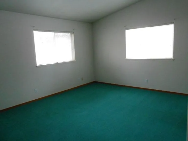 1132-1134 NW Ogden Ave — Photo 7