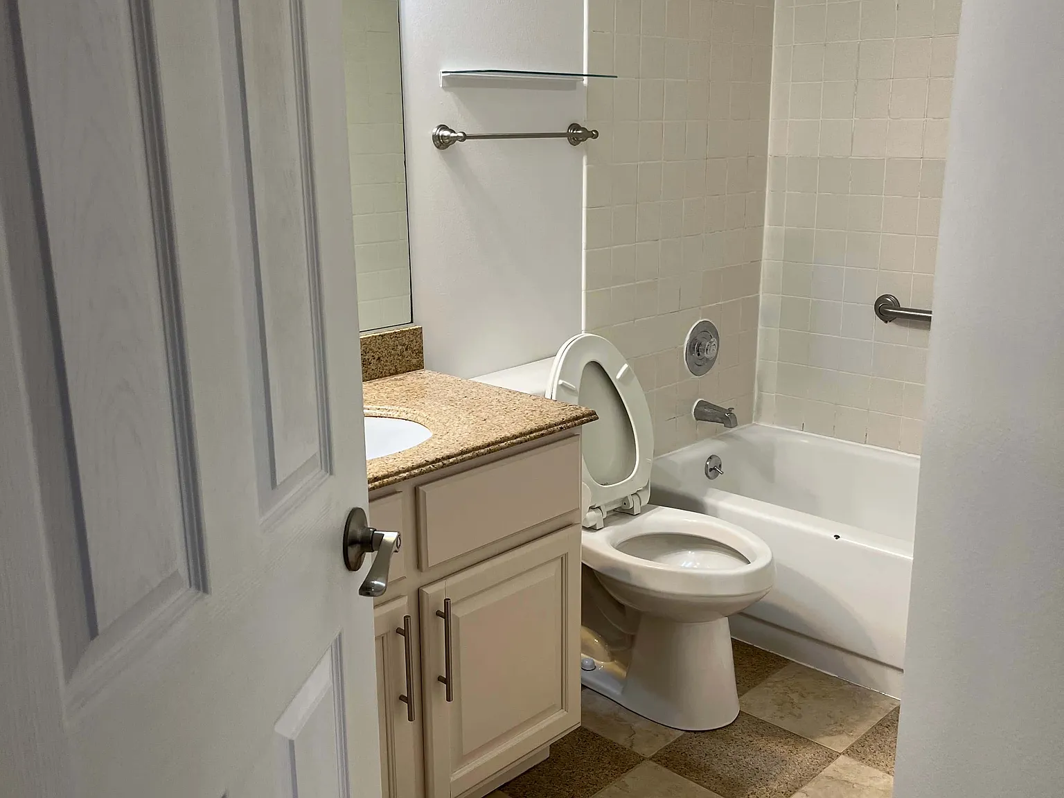 131 Crestwood Ct, #02 — Photo 2