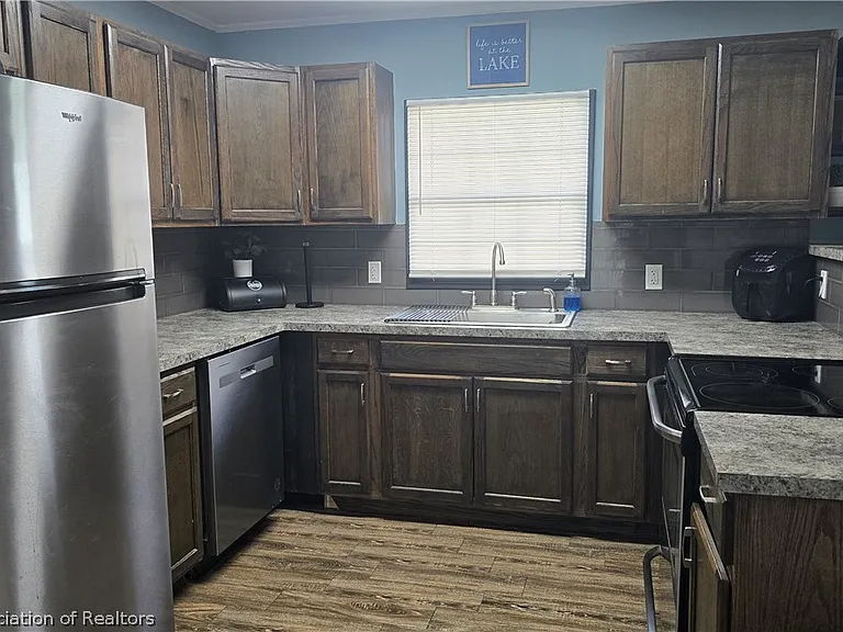 639 Killarney Dr — Photo 6