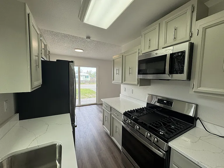 4207 Hayes St #B — Photo 5