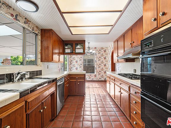 5th image of 316 S Camden Dr