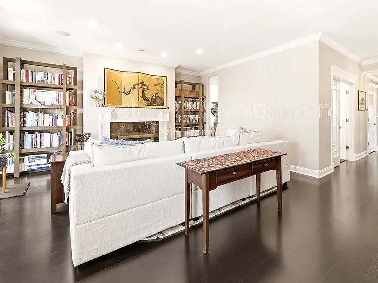3934 N Janssen Ave #4 — Photo 4