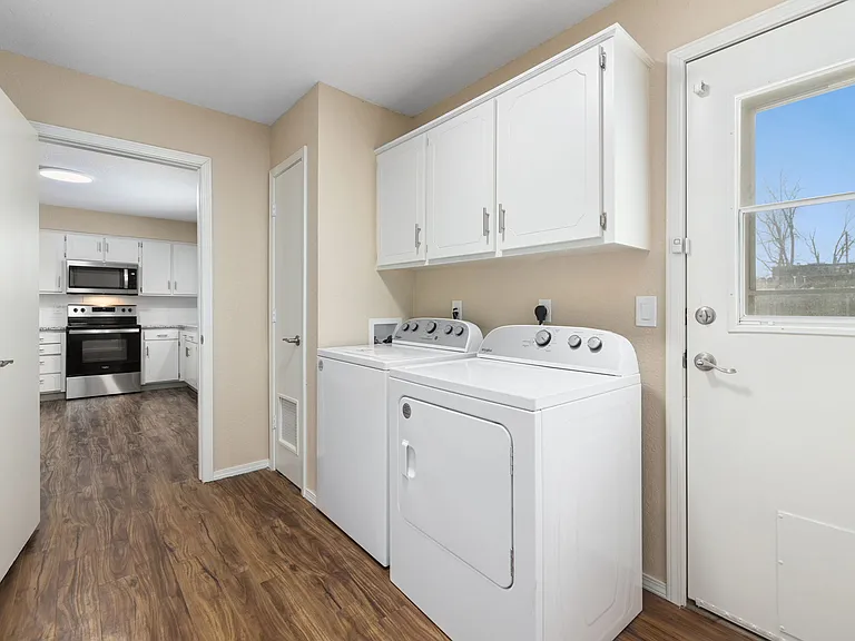304 SE B St — Photo 9
