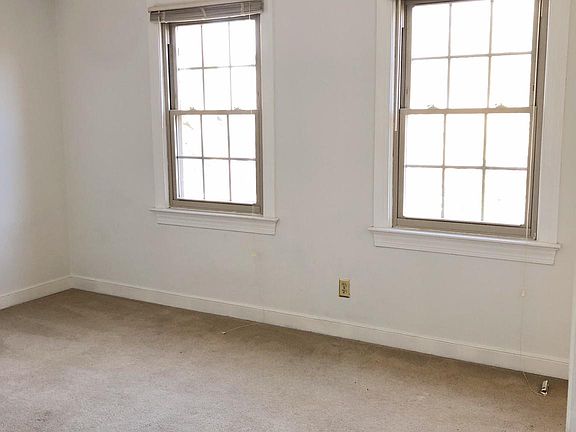 5th image of 821 College Ave