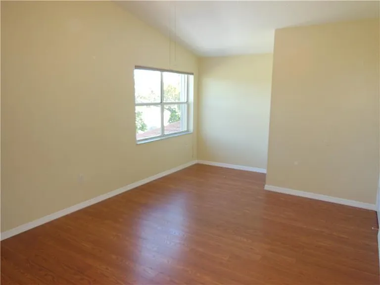 Expansive master bedroom w/vaulted ceilings measures: 18'2x12'0