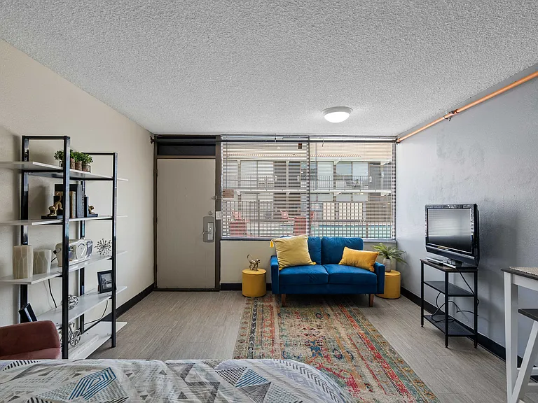 Mezona on Main — Photo 7