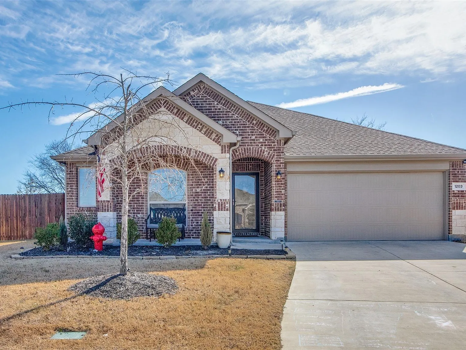 4 bed, 1999 sqft, $2,195 — Photo 2