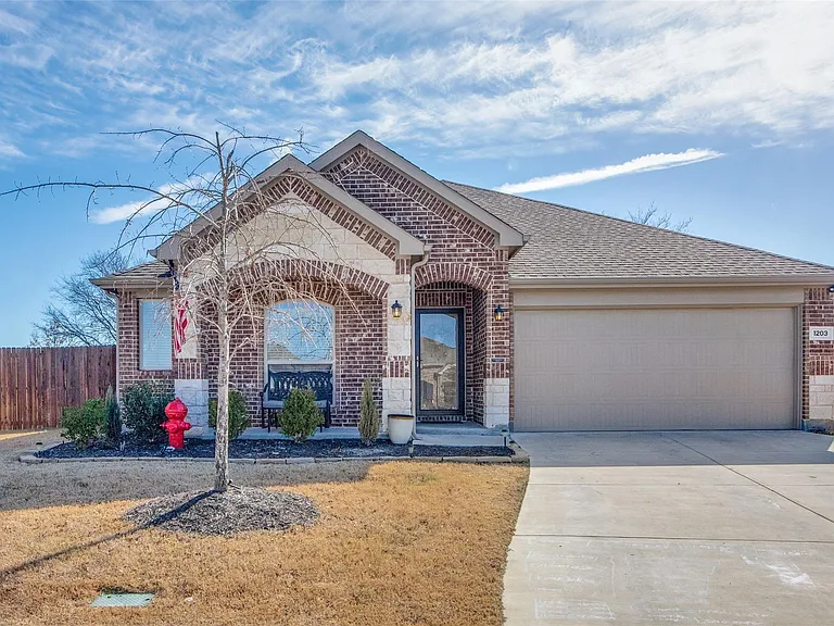 1203 Timberfalls Dr — Photo 2