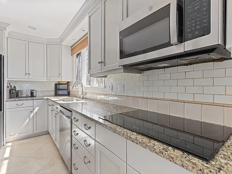 10 Stonewood Dr — Photo 3