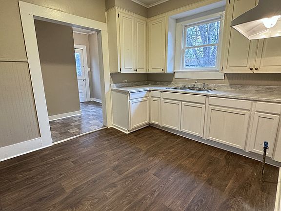 5th image of 701 Montgomery Ave
