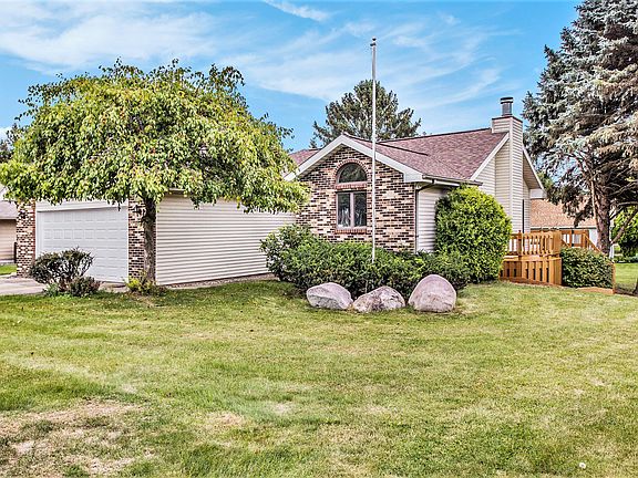 2nd image of 119 Jacaranda Dr