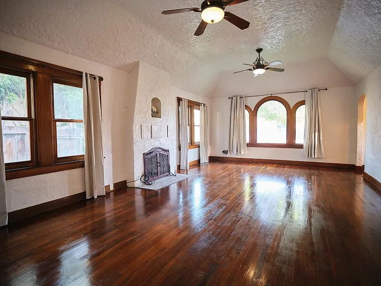 935 E Clinton Ave — Photo 6