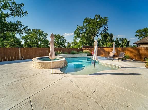 4th image of 1015 Anna Cir