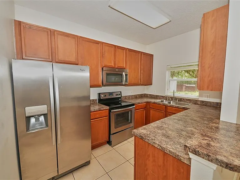 2730 Retreat View Cir — Photo 13