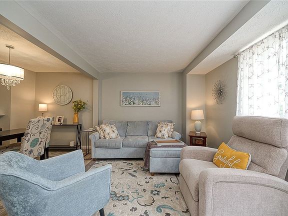 3rd image of 152 Rossmor Ct
