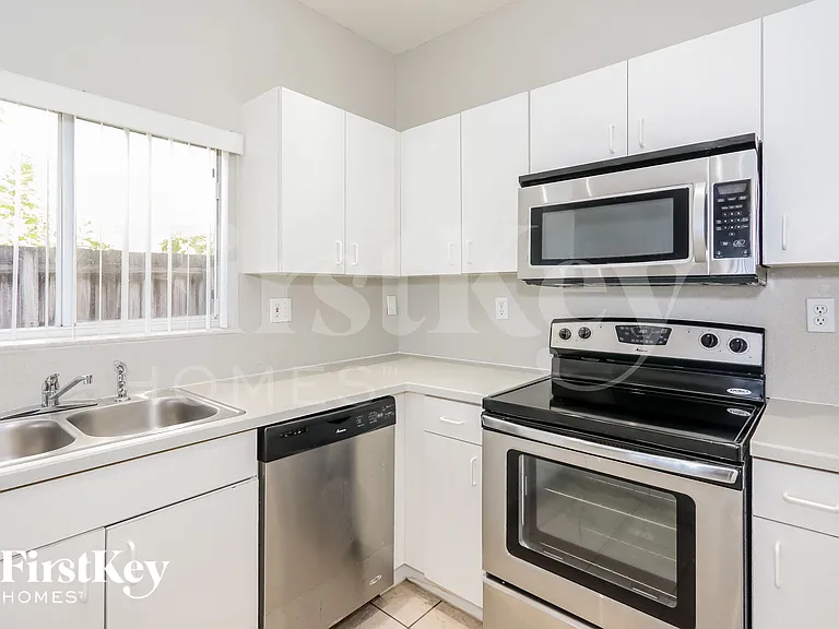 14200 SW 132nd Ave — Photo 8