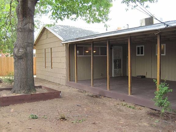 BACKYARD W/ COVERED PATIO
