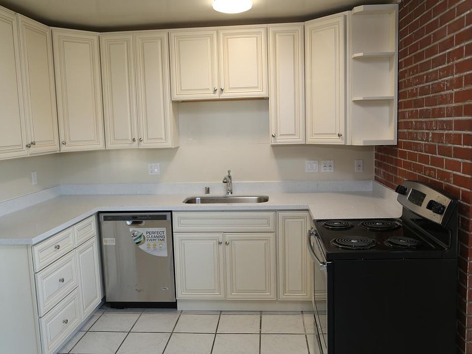1st image of 2425 Ivy Dr