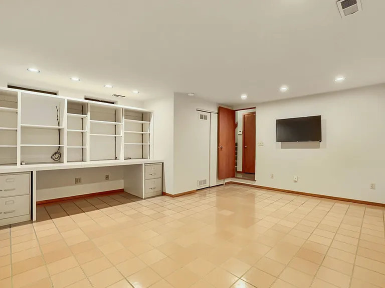 2532 E McGraw St — Photo 15