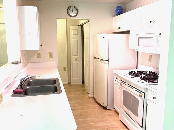 3rd image of 10010 Vanderbilt Cir #39