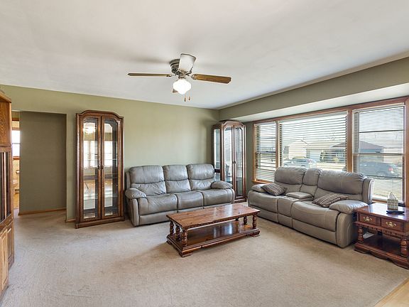 3rd image of 702 Willow Dr
